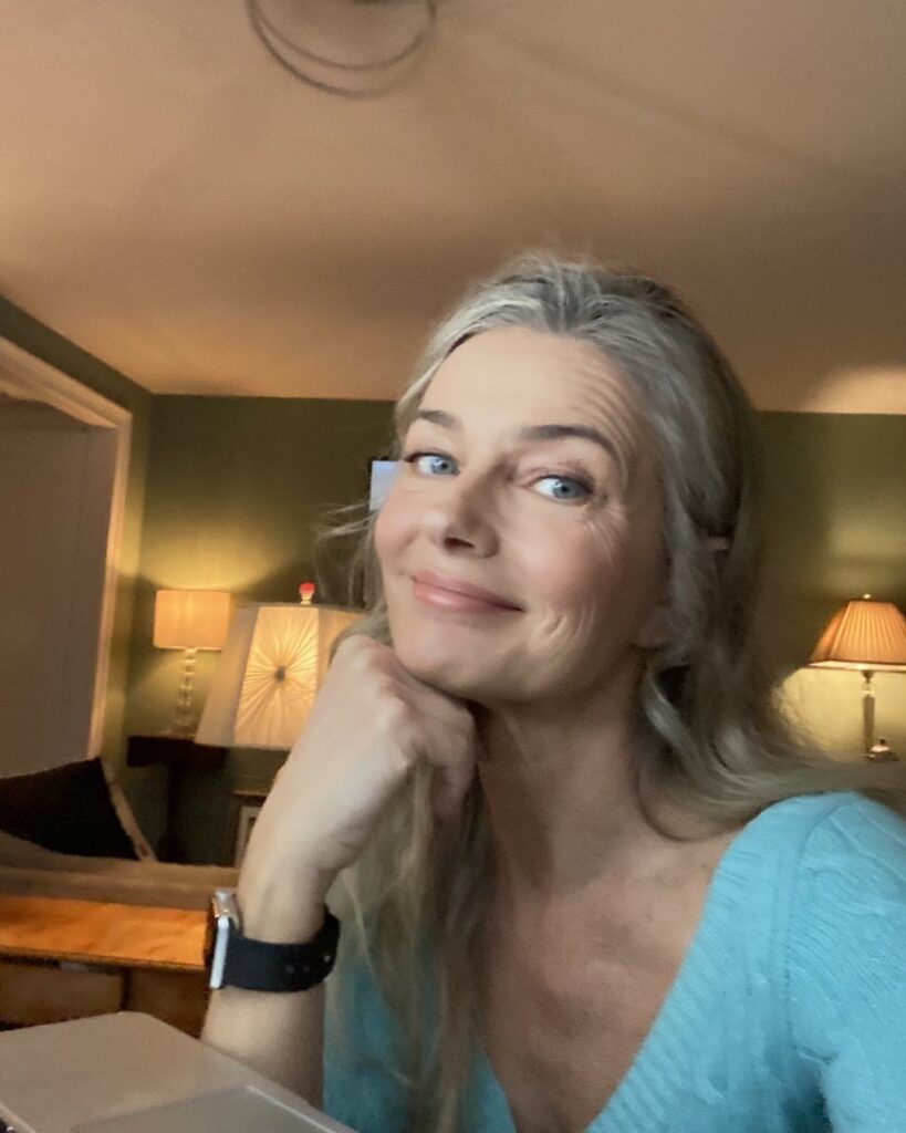 Instagram photo of Paulina Porizkova, born in 1965. The Czech-American model ages with beauty and style and is proud of her body. With her beautiful smile and skin, Paulina makes many a younger person envious.